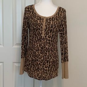 Splendid leopard Henley